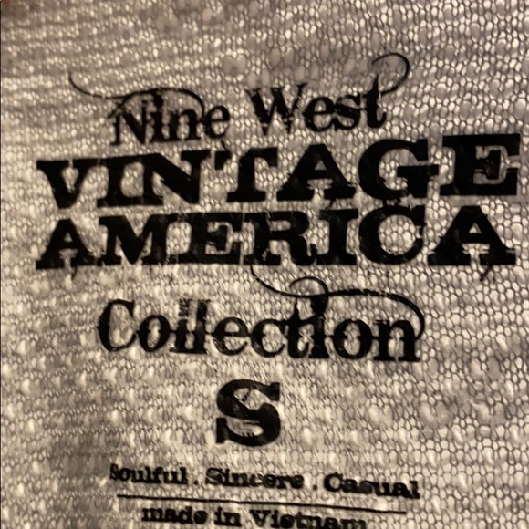 Light sweater, with mesh design at top. - Picture 4 of 6